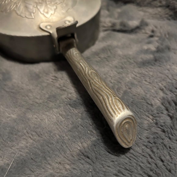 Vintage Everlast Hand-Forged Hammered Aluminum Silent Butler Crumb Catcher - Picture 7 of 9